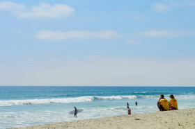 Студенты Army and Navy Academy занимаются серфингом