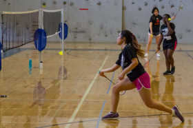 Студенты Athenian School играют в бадминтон