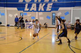 Студенты Athenian School играют в баскетбол