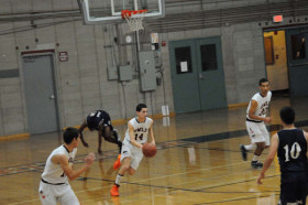 Студенты Athenian School играют в баскетбол