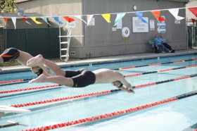 Студенты Athenian School занимаются плаванием