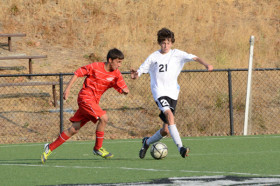 Студенты Athenian School играют в футбол