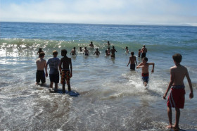 Студенты Athenian School а пляже