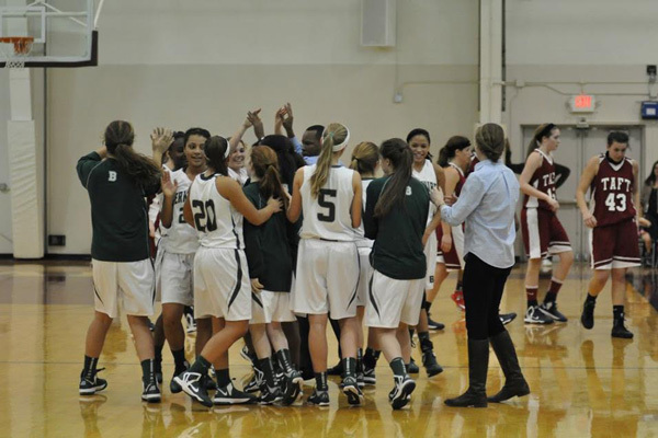 Студенты Berkshire School играют в баскетбол