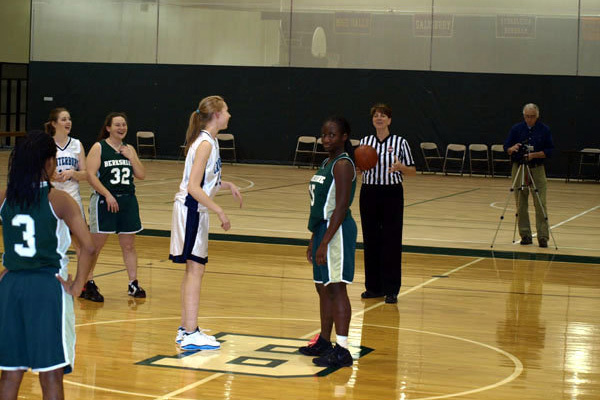 Студенты Berkshire School играют в баскетбол