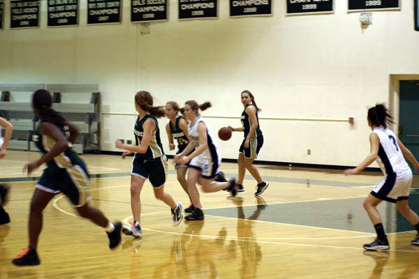 Студенты Berkshire School играют в баскетбол