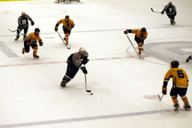 Студенты Berkshire School играют в хоккей