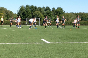 Студенты Berkshire School играют в хоккей на траве