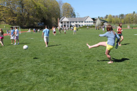 Студенты Berkshire School играют в футбол