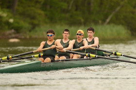 Студенты Berkshire School занимаются водной греблей