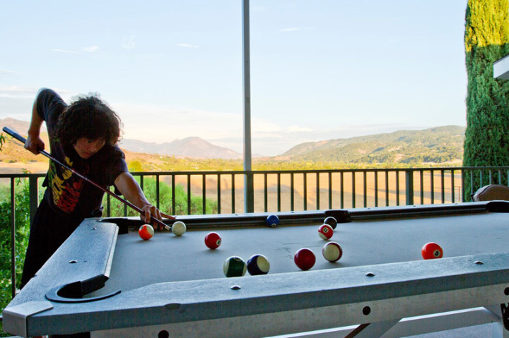 Студенты Besant Hill School играют в бильярд
