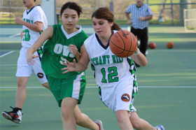 Студенты Besant Hill School играют в баскетбол