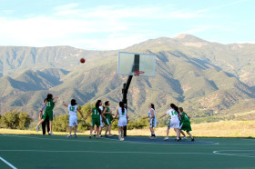 Студенты Besant Hill School играют в баскетбол