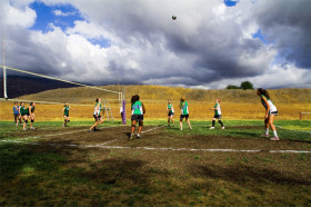 Студенты Besant Hill School играют в волейбол