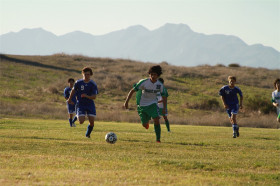 Студенты Besant Hill School играют в футбол