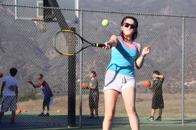 Студенты Besant Hill School играют в теннис