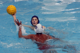 Студенты Canterbury School играют в водное поло