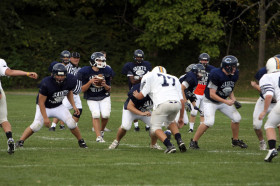 Студенты Canterbury School играют в американский футбол