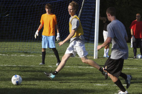 Студенты Canterbury School играют в футбол