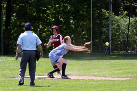 Студенты Canterbury School играют в бейсбол