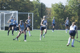 Студенты Canterbury School играют в хоккей на траве