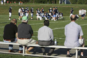 Студенты Canterbury School играют в американский футбол