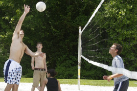 Студенты Canterbury School играют в волейбол