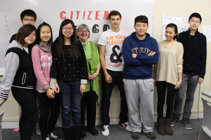 Студенты Chapel Hill-Chauncy Hall School в учебном классе