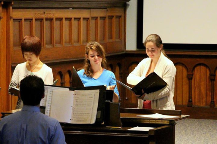 На занятиях вокалом