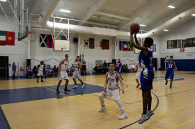 Студенты Chapel Hill-Chauncy Hall School играют в баскетбол