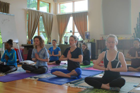 Студенты Chapel Hill-Chauncy Hall School занимаются йогой