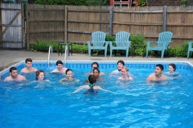 Студенты Chapel Hill-Chauncy Hall School на занятиях аквааэробикой