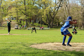 Студенты Chapel Hill-Chauncy Hall School играют в бейсбол