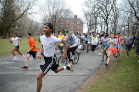 Студенты Chapel Hill-Chauncy Hall School занимаются бегом
