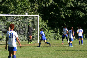 Студенты Chapel Hill-Chauncy Hall School играют в футбол