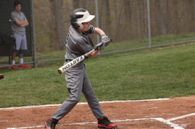 Студенты Cheshire Academy играют в бейсбол