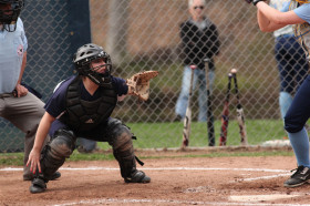 Студенты Cheshire Academy играют в бейсбол