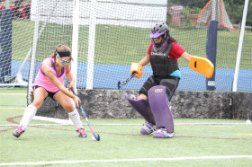 Студенты Cheshire Academy играют в хоккей на траве