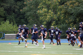 Студенты Cheshire Academy играют в американский футбол