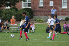 Студенты Cheshire Academy играют в футбол