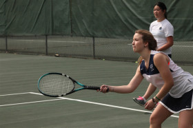 Студенты Cheshire Academy играют в теннис