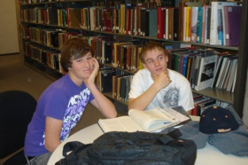 Студенты Colorado Springs School в библиотеке