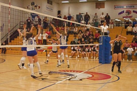 Студенты Colorado Springs School играют в волейбол