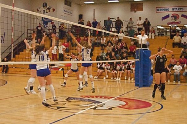 Студенты Colorado Springs School играют в волейбол