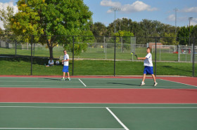 Студенты Colorado Springs School играют в теннис