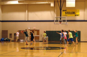 Студенты Conserve School играют в баскетбол