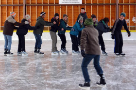 Студенты Conserve School катаются на коньках