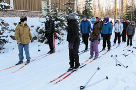 Студенты Conserve School катаются на лыжах