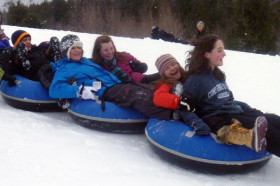Студенты Conserve School катаются на ледянках