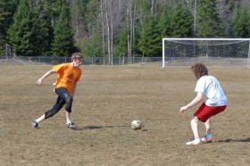 Студенты Conserve School играют в футбол